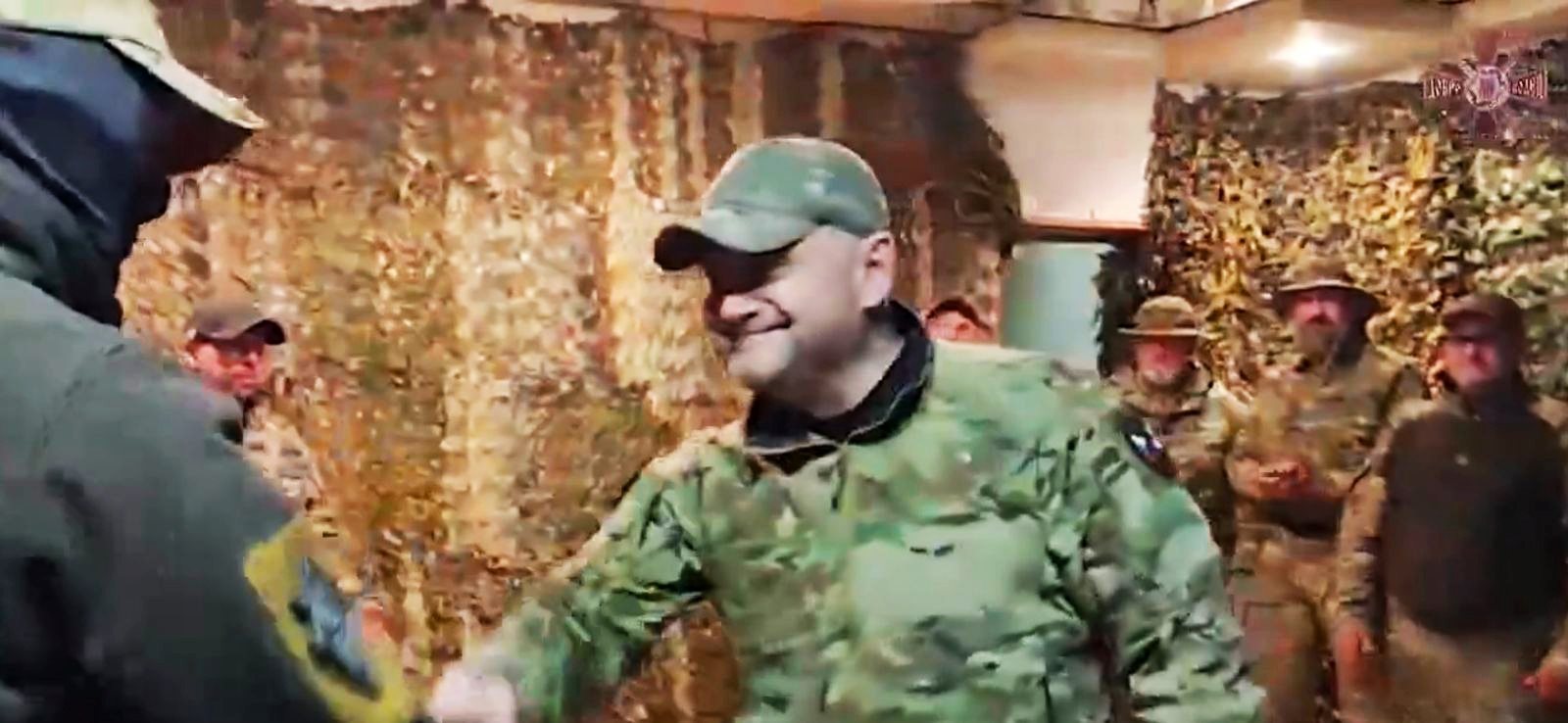 Награждение медалями Донецкой Народной Республики отличившихся бойцов подразделения в блиндаже, на передовой с соблюден